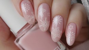 Нежный маникюр со снежинками, стемпинг дизайн (обычный лак)