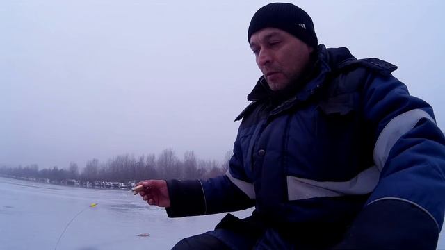 Первый лед ловля окуня на мормышку смотреть онлайн