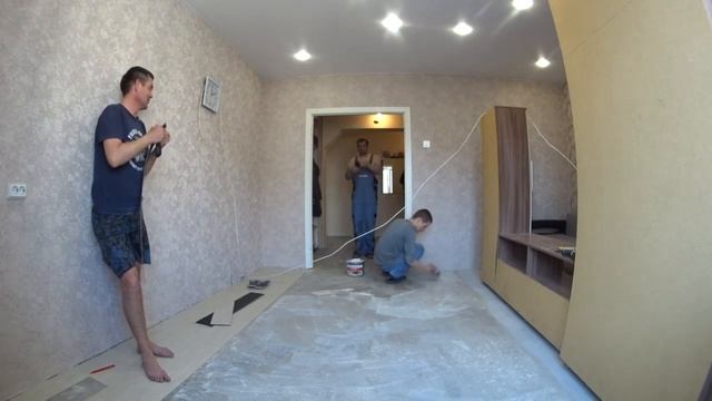 Уложить кварцвиниловую плитку в жилой квартире за один день