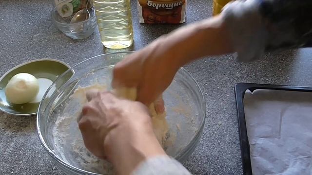 Бездрожевые булочки с луком на кефире. Рецепт вкусных булочек.