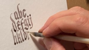 Готика гусиным пером. Каллиграфия алфавит историческими инструментами.