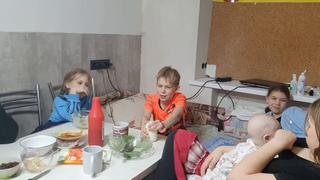 Пока идёт ремонт, приходится мириться с этим\\\Что делает мама?... смотреть онлайн