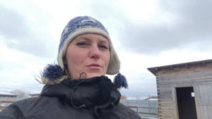 Жизнь с конями на даче. Куда девать плохое сено. Сметаем в кучу