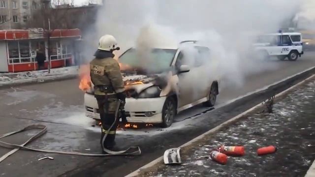 Пожарные приехали тушить горящую машину но забыли набрать воду