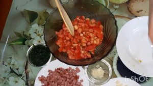 Салат с помидорами, копчёной колбасой и сыром. Вкусно и просто!!!