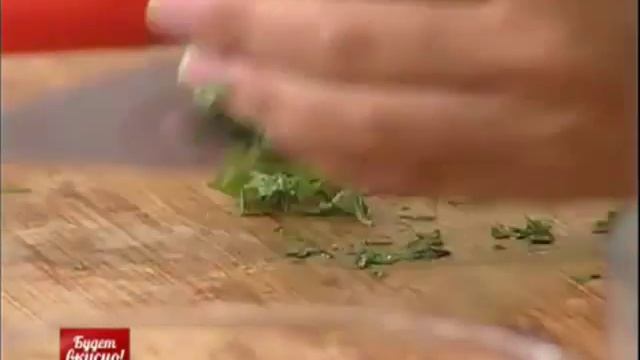 Учимся готовить салат из огурцов с кабачками, орехами и зеленью смотреть онлайн