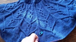 Джемпер с круглой кокеткой с аранами.