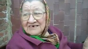 Бабуля поет