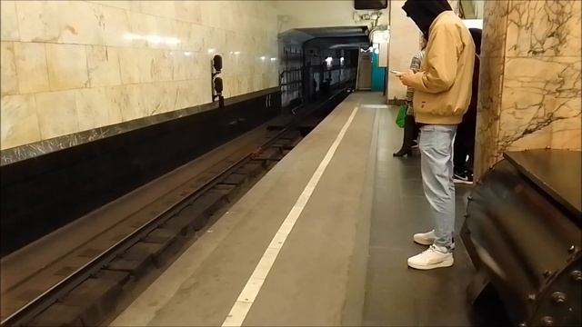 Оборот  электропоезда   81-717/714 "Номерной"  за станции метро Автозаводская.