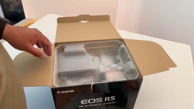 Unboxing Canon R5 with 24-105mm F4 kit lens смотреть онлайн