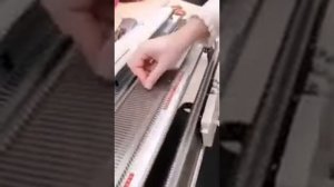 Как заменить прижимную планку на вязальной машине?