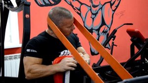 Как тренировать шею в тренажерном зале показывает Александр Яшанькин