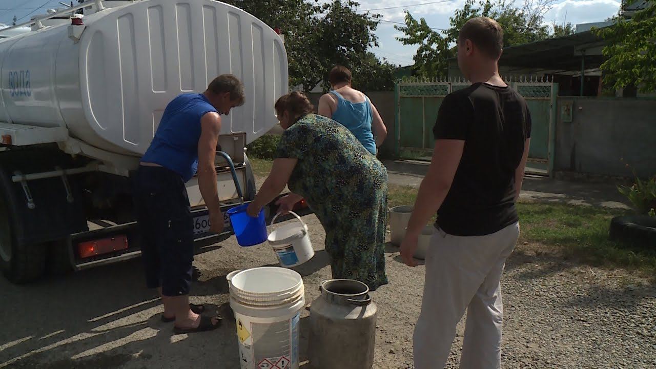 Погода в кочубеевском ставропольский край. Подвоз воды на поле. Подвоз воды в пустыне. Контроллер Кочубеевского водоканала. Подвоз воды в летний лагерь.