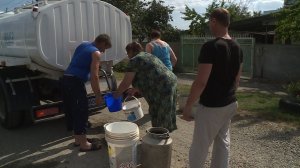 В селе Кочубеевском питьевую воду в цистернах развозят по дворам