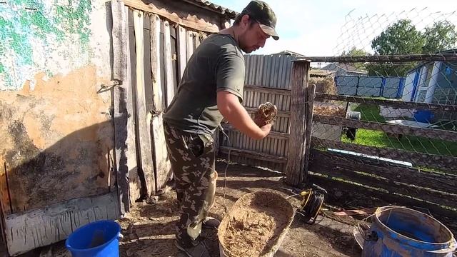 ШТУКАТУРКА ИЗ ГЛИНЫ/РЕМОНТ САРАЯ/ЧАСТЬ 4/ДЕРЕВЕНСКИЙ ВЛОГ смотреть онлайн