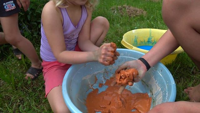 Ставим эксперименты… Ксюша И Cтепа делают неньютоновскую жидкость синего и оранжевого цвета ... смотреть онлайн