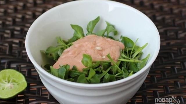 Салат из креветок с зеленью и лаймом