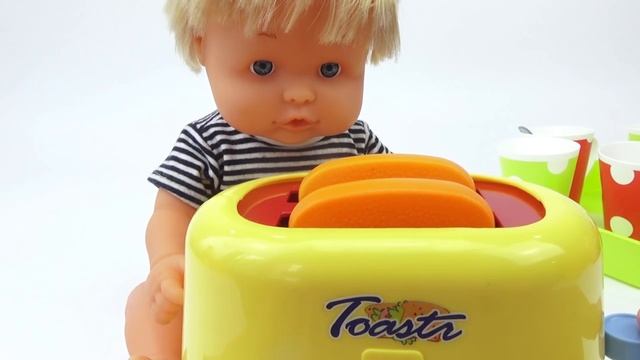 Пупсы Саша и Маша готовят завтрак для Мамы смотреть онлайн