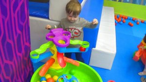 Детская игровая комната - Влог Макс играет в детской комнате Алиса знает что делать! Много игрушек.