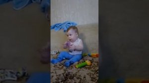 Малыш 8 месяцев разговаривает с телевизором