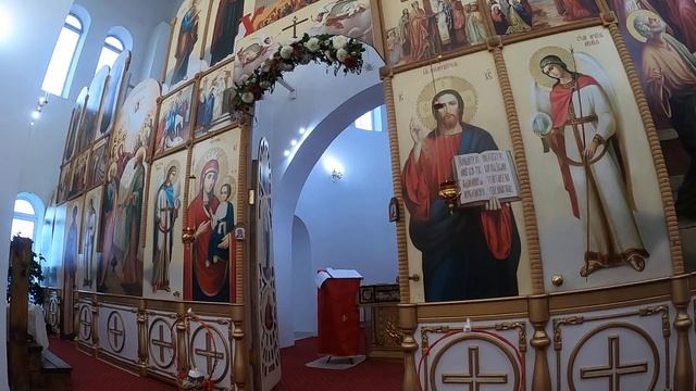 Дорогие братья и сестры! Божественная служба в храме Святой Троицы смотреть онлайн