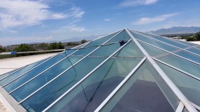 Как мыть стеклянные крыши. смотреть онлайн