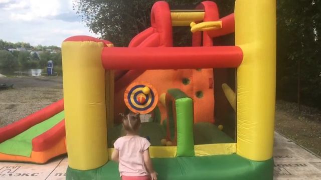 Настя проводит обзор надувного батута с горкой Happy Hop смотреть онлайн