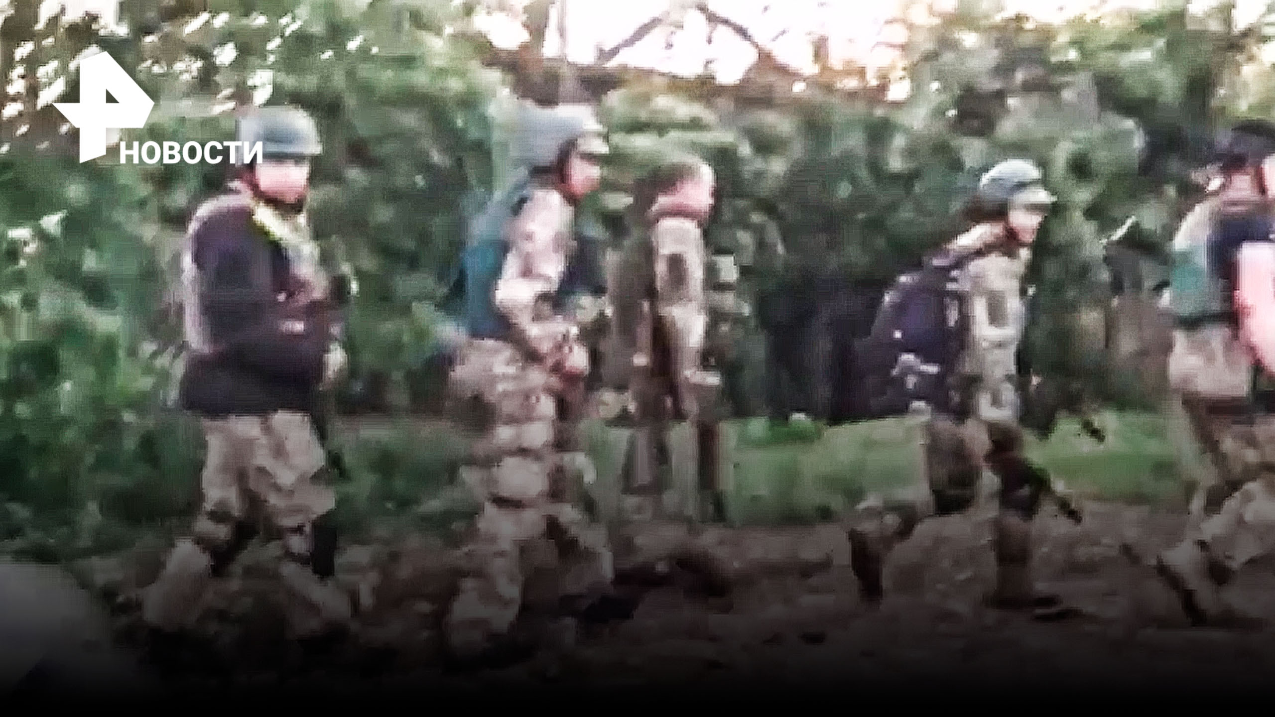 ВИДЕО: Украинские боевики в панике бегут от российских солдат / РЕН Новости