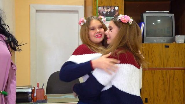 ДАРИНА СОБЛАЗНИЛА НЯШЕК!!!Ляля и Лёля остались одни.. смотреть онлайн