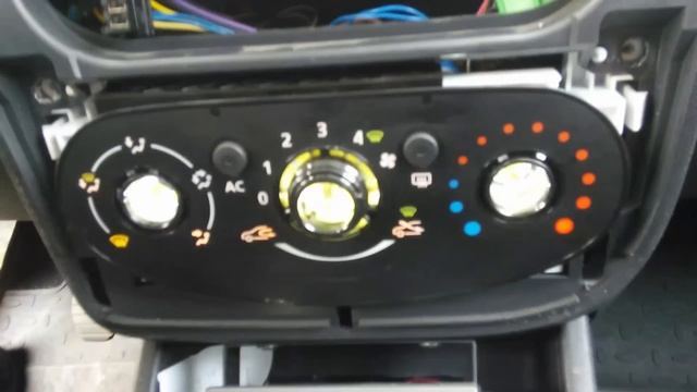 Замена ламп подсветки консоли в Рено Логан смотреть онлайн