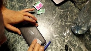 Наклеиваем защитное стекло на заднюю камеру Homtom S16