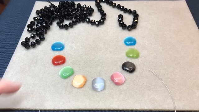 Колье из чёрных ронделей и разноцветных бусин кошачьего глаза.