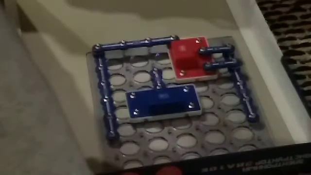 Продолжаем собирать электронный конструктор Знаток. Илья собирает новую схему. Видео для детей. смотреть онлайн