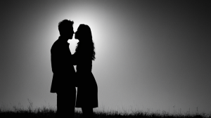 Силуэт двух влюбленных людей