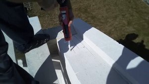 Крепление дюбеля в газобетон с жидкими гвоздями.