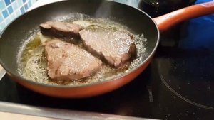 Мясо кита (стейк). Biffkjøtt av vågehval.