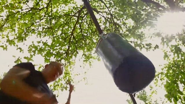 Работа на профессиональном боксёрском мешке 20 кг смотреть онлайн