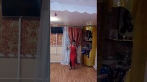 Молодая цыганочка танцует.