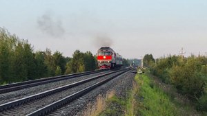"Звук разгона" ТЭП70-0510 с пригородным поездом отправляется с о.п. 1815 км (Печора, СЖД)