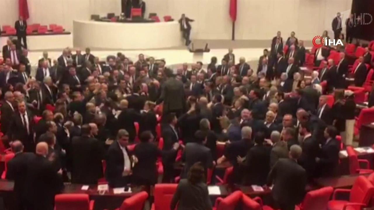 Словесная перепалка в турецком парламенте закончилась массовой дракой