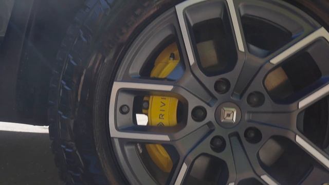 RIVIAN R1S Review | How much better is it than the Tesla Model X? Is Elon falling behind? смотреть онлайн