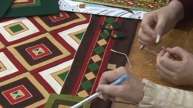 Кыбытыылаах тигиинэн киэргэтиилээх кэhиэччик тигиитигэр маастар кылаас.