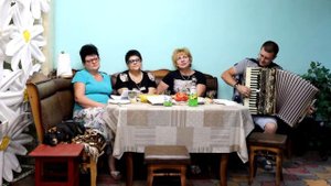 стелется дым