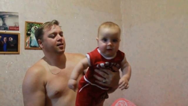 маленький ребёнок(5 месяцев) стоит у папы на руке!смотреть до конца!!!