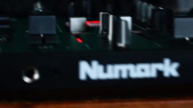 Numark Mixtrack Platinum FX смотреть онлайн