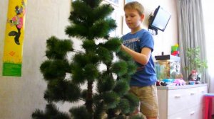 Дети наряжают елку!!! Ярослава рассказывает стихотворение!!!