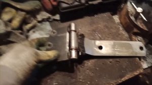 Ремонт шарнира задней двери Nissan Patrol Y61