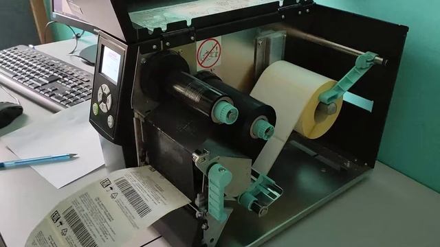 Как печатает самоклеющиеся этикетки Термотрансферный Принтер с риббоном