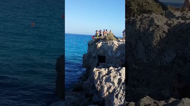 Кипр прыжки в море со скалы