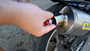 Цветные петарды в глушитель мотоцикла
